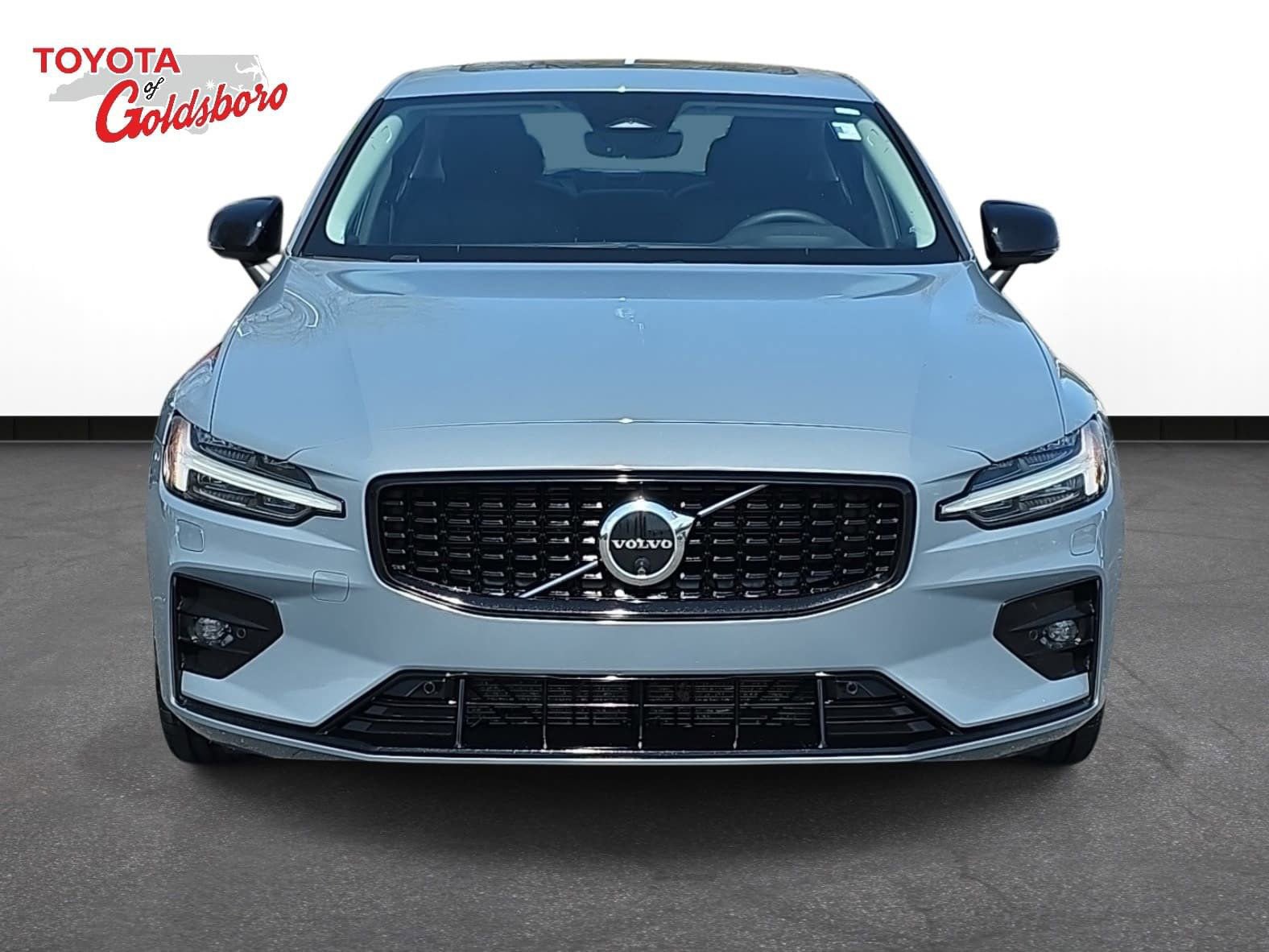 Used 2024 Volvo S60 B5 Plus image 2