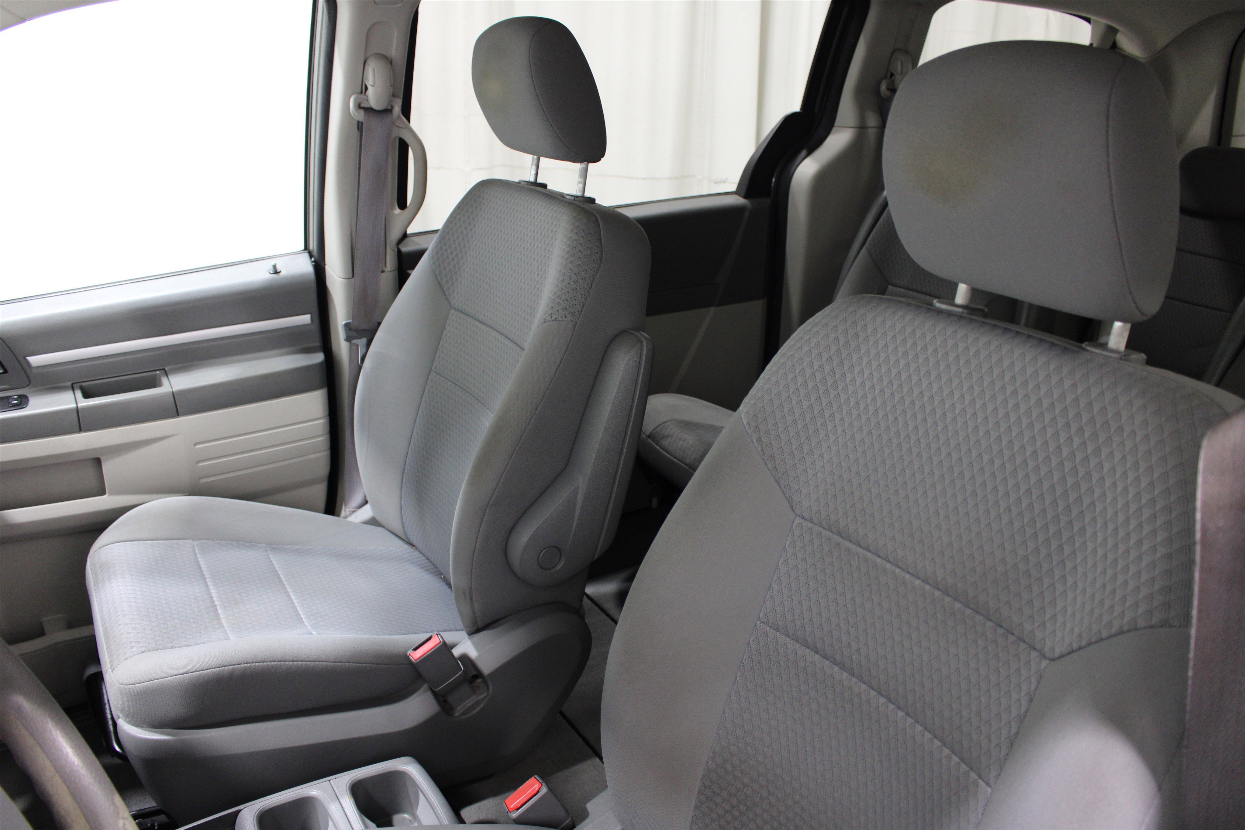 Used 2010 Dodge Grand Caravan SE FWD image 4