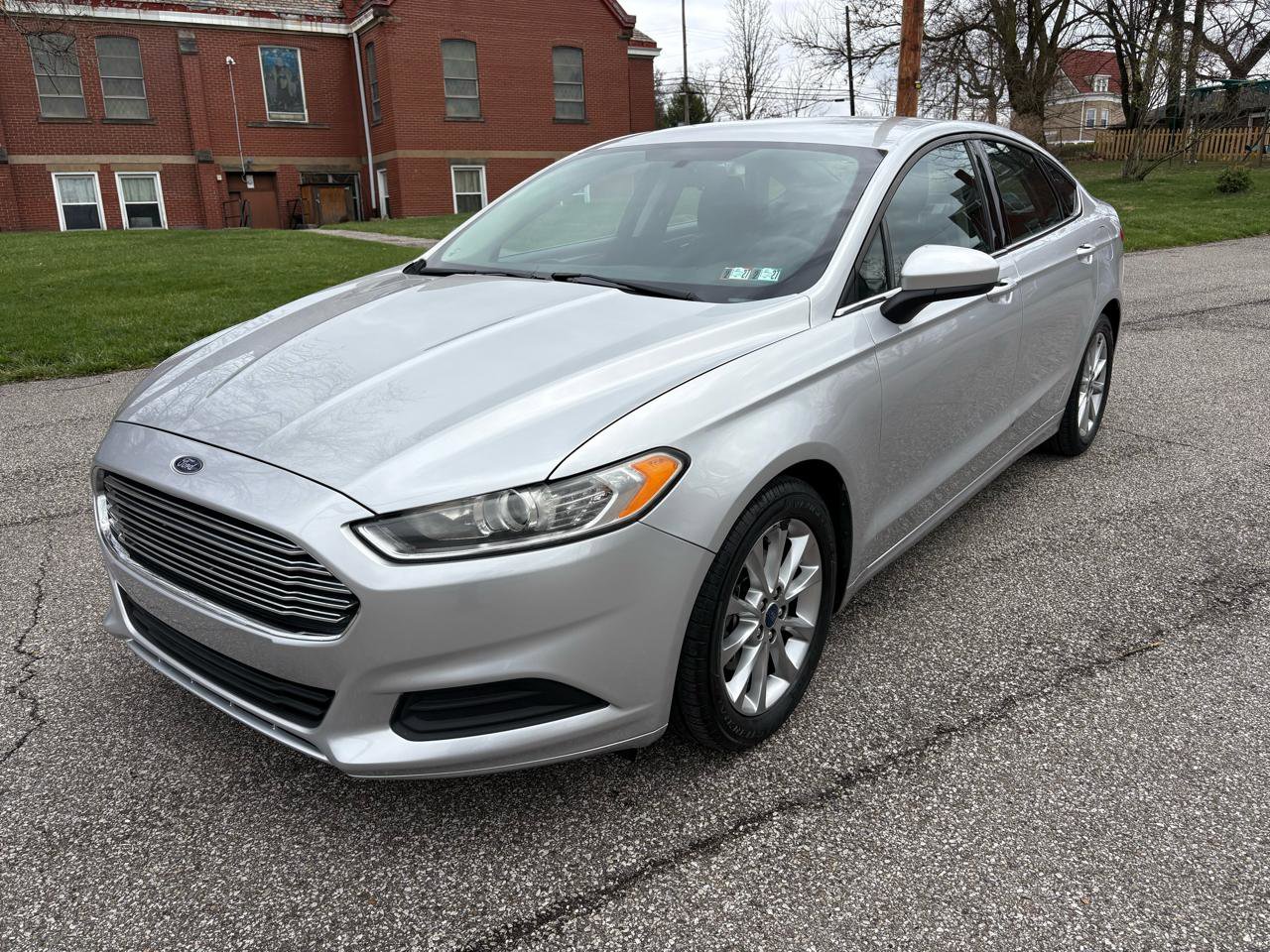 Used 2017 Ford Fusion SE w/ Fusion SE Technology Package image 3