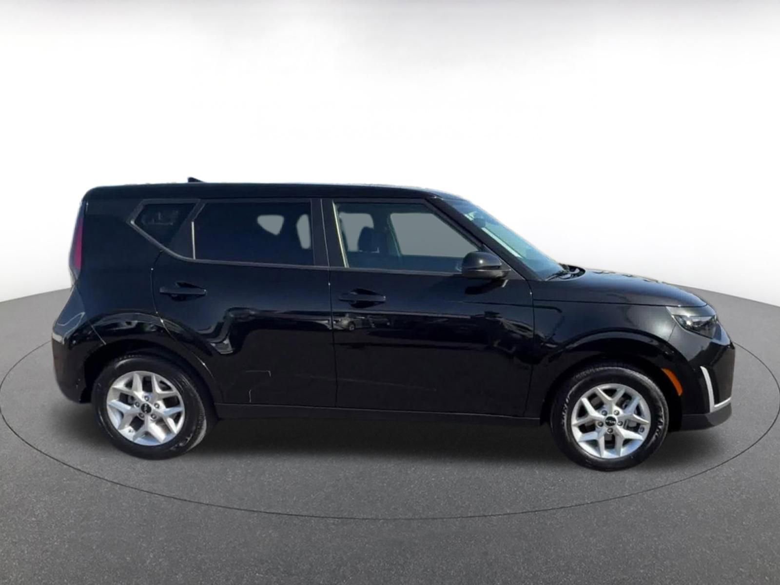 Used 2025 Kia Soul LX w/ LX Technology Package image 16