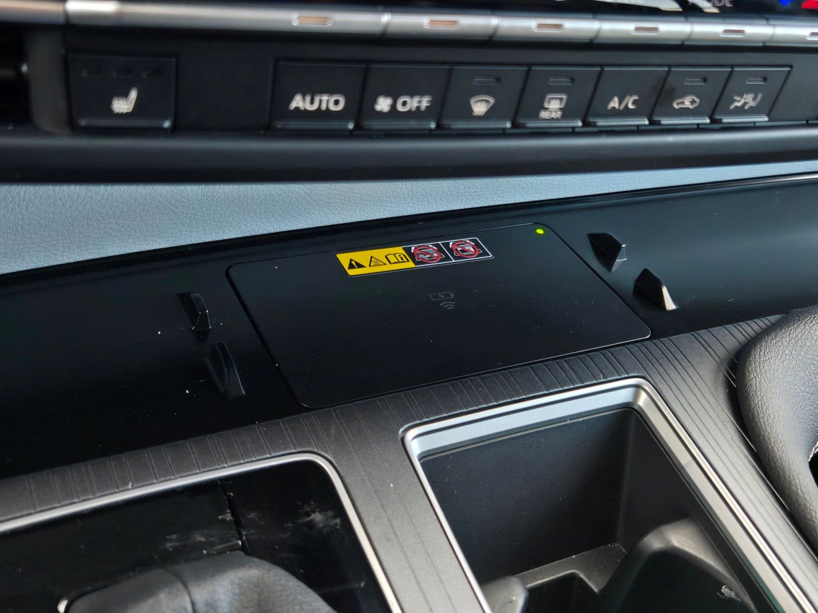 Used 2025 Toyota Sienna XLE w/ XLE Plus Package FWD image 19