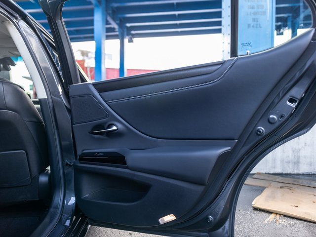 Used 2025 Lexus ES 300h w/ Premium Package image 38