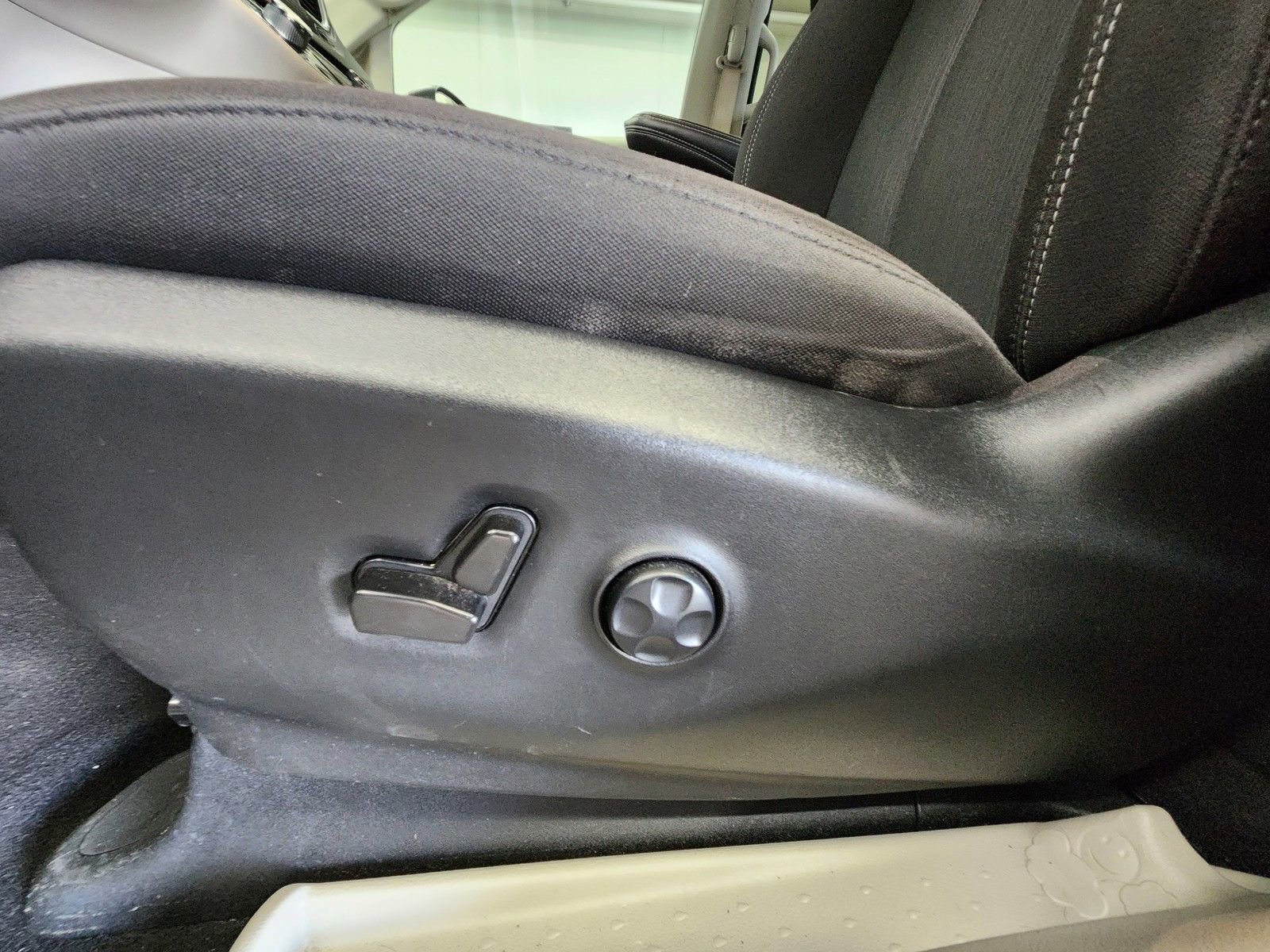 Used 2023 Chrysler Voyager LX FWD image 10