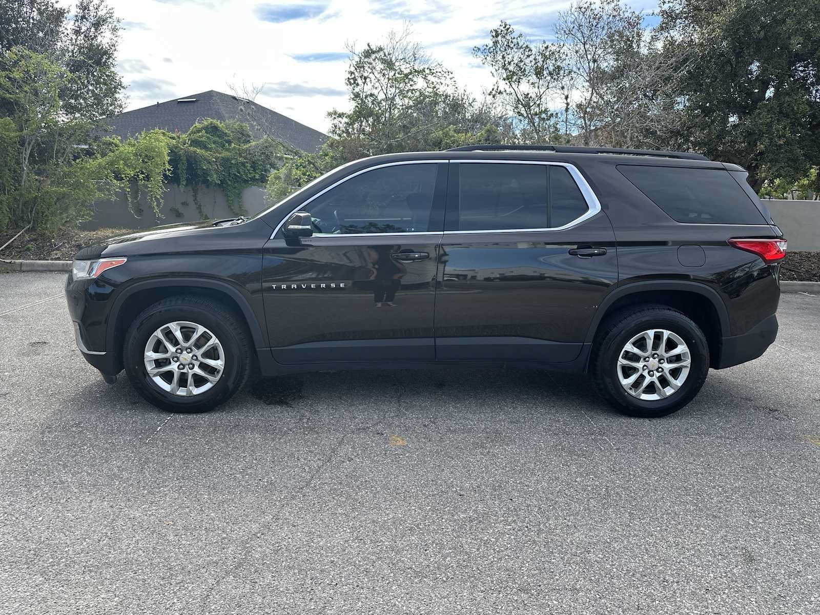 Used 2019 Chevrolet Traverse LT FWD image 3