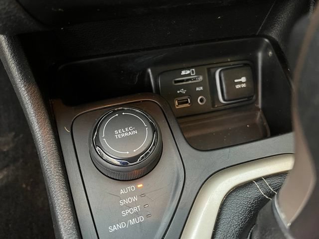 Used 2017 Jeep Cherokee Latitude w/ Cold Weather Group AWD/4WD image 25