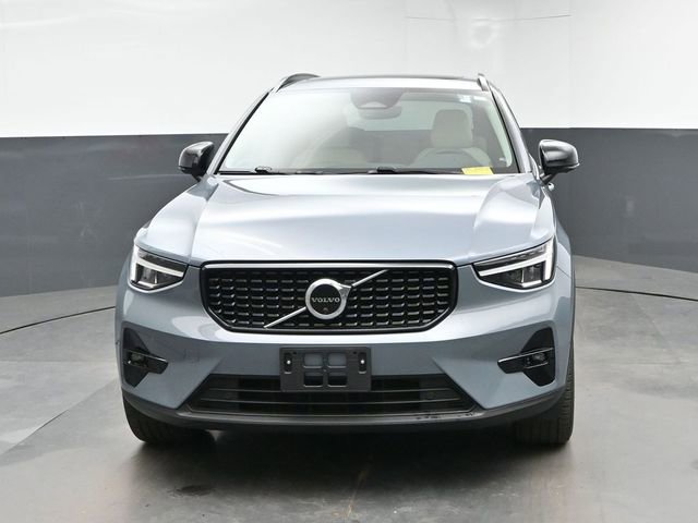 Used 2023 Volvo XC40 B5 Plus w/ Protection Package Premier AWD/4WD image 3