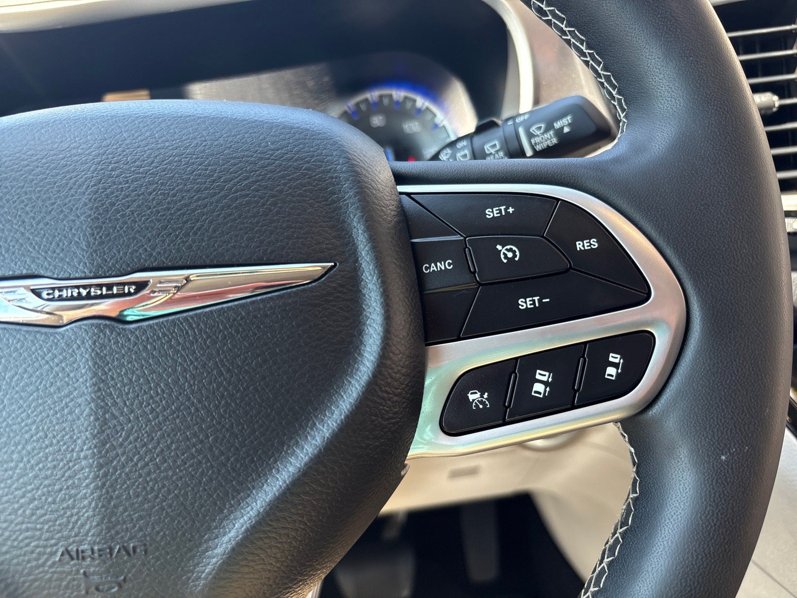 Used 2024 Chrysler Pacifica Touring-L FWD image 15