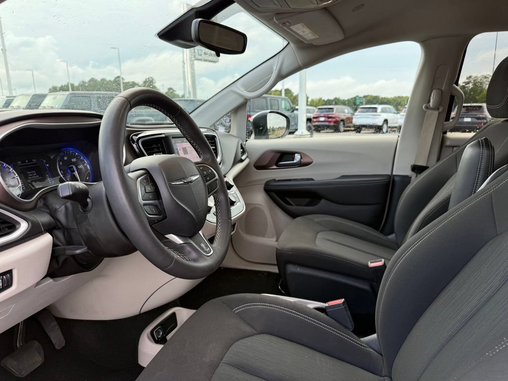 Used 2024 Chrysler Voyager LX FWD image 4