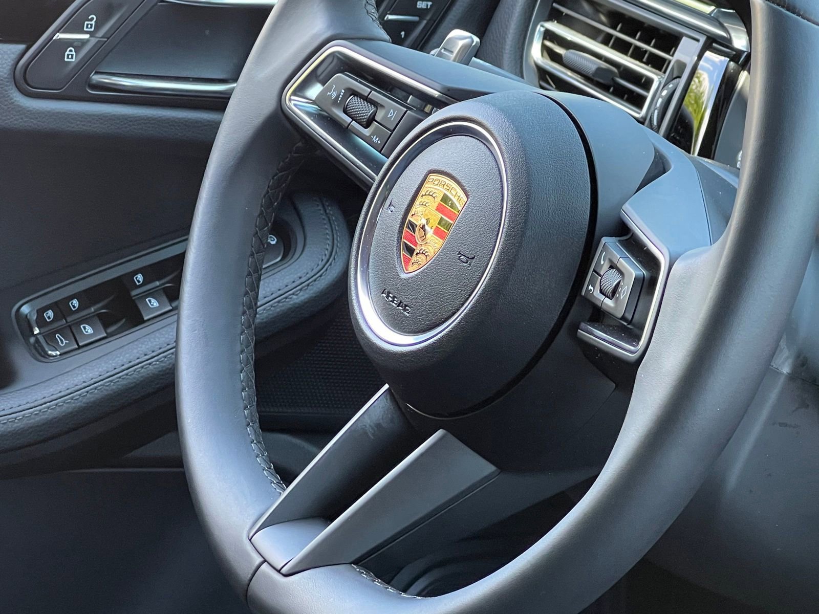 Certified 2025 Porsche Macan AWD/4WD image 23