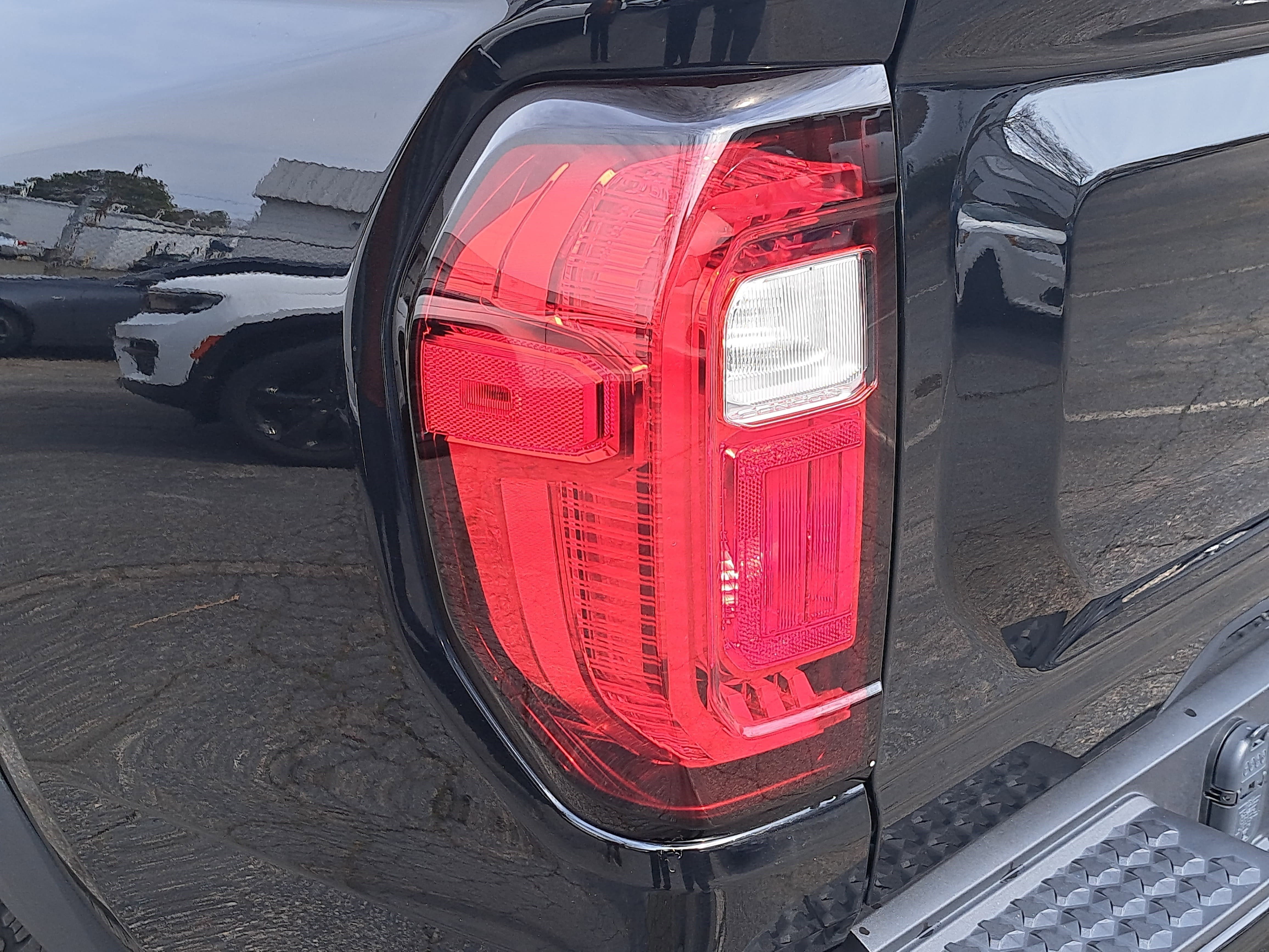 Used 2025 GMC Canyon Denali w/ LPO, Denali Black Edition image 32