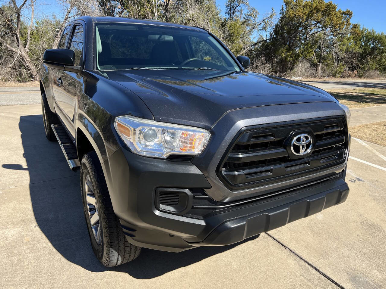 Used 2017 Toyota Tacoma SR image 2