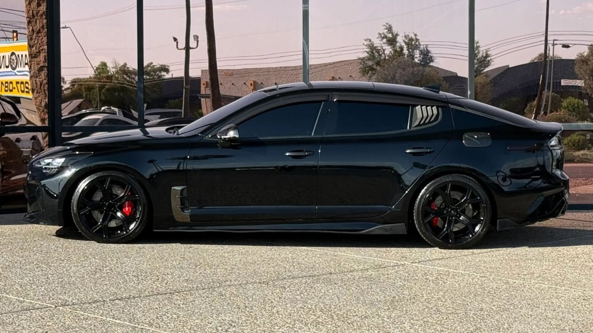 Used 2020 Kia Stinger GT1 RWD image 4