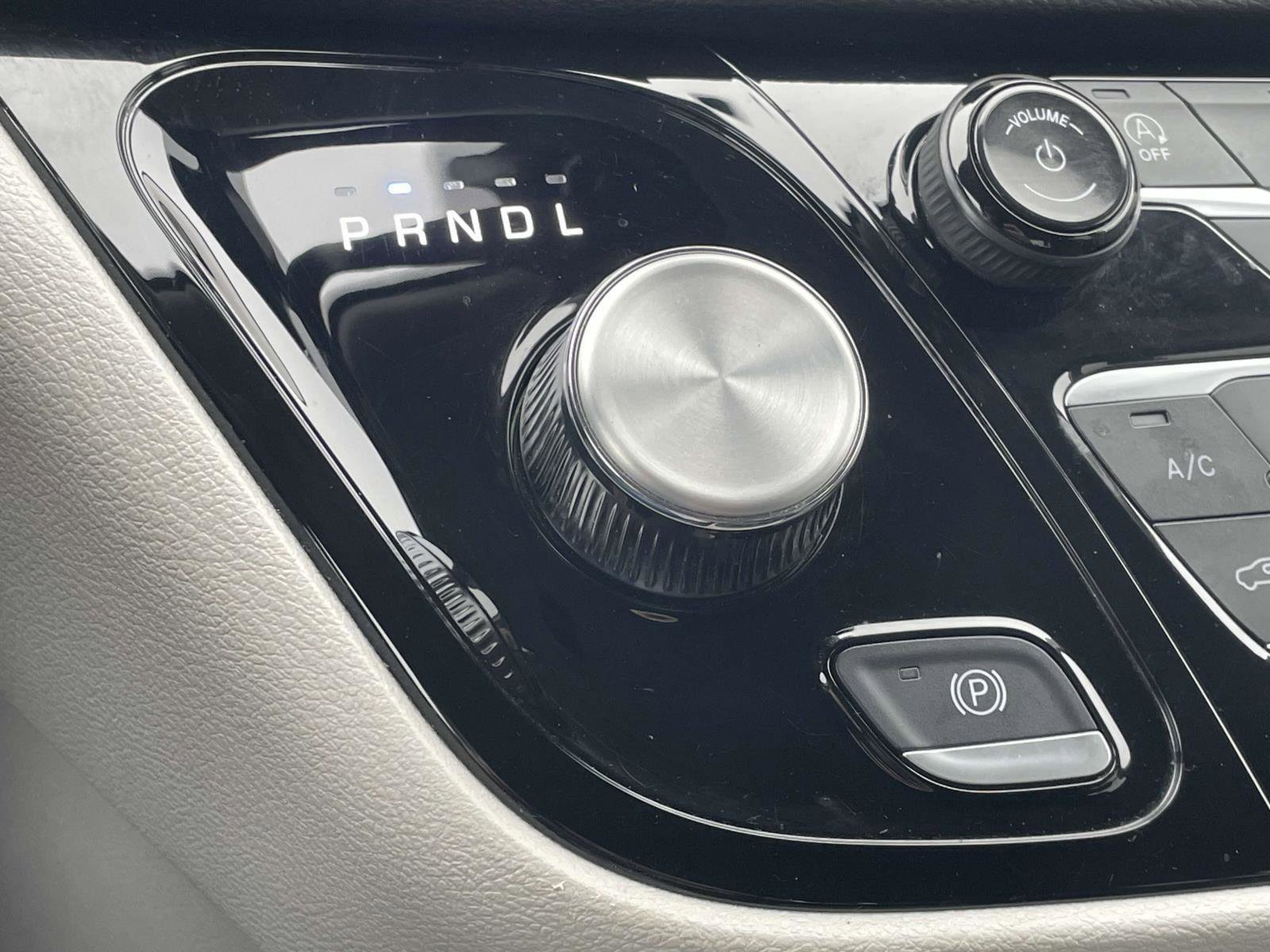 Certified 2024 Chrysler Pacifica Touring-L image 5