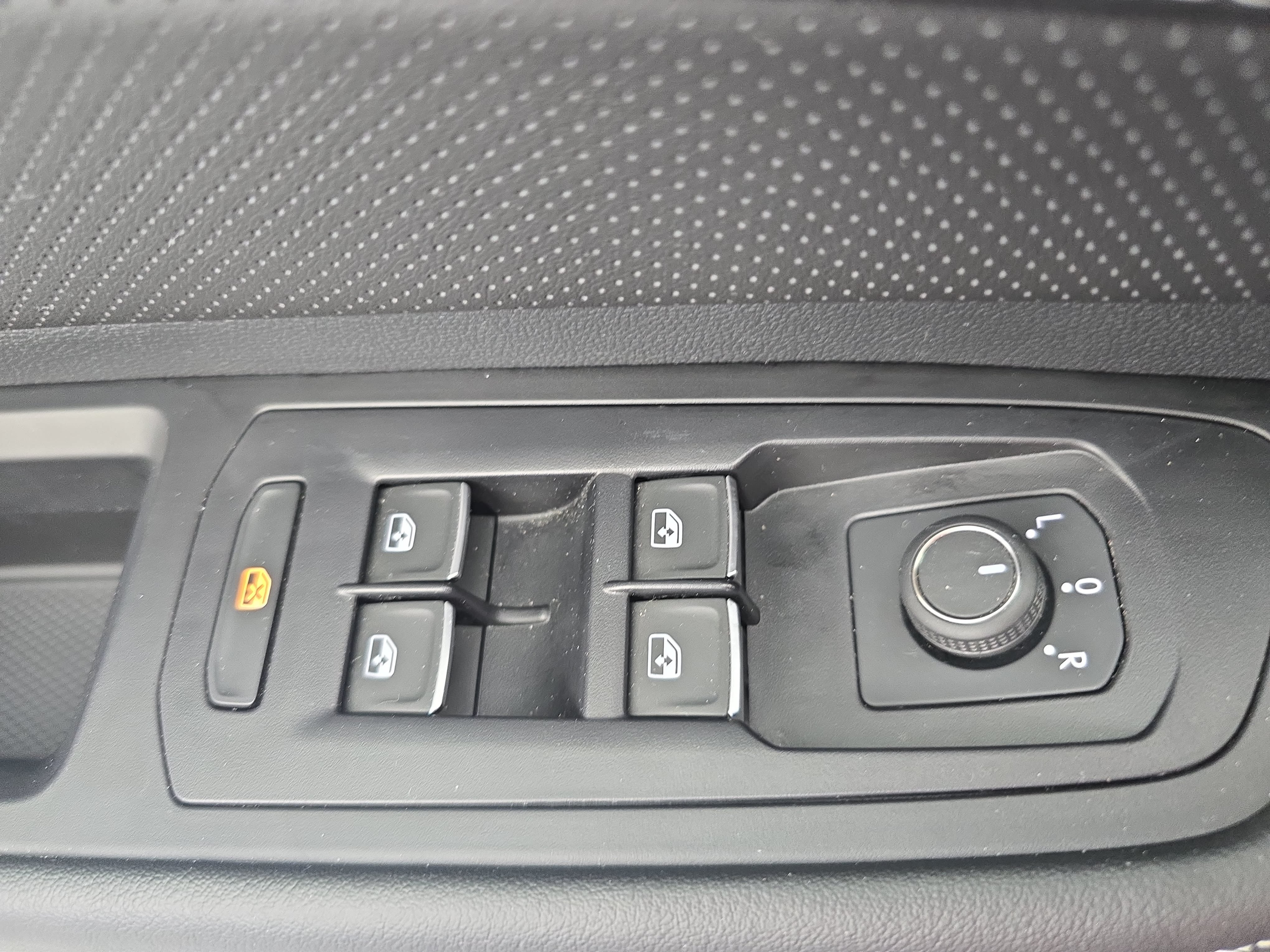 Used 2025 Volkswagen Atlas SE FWD image 29