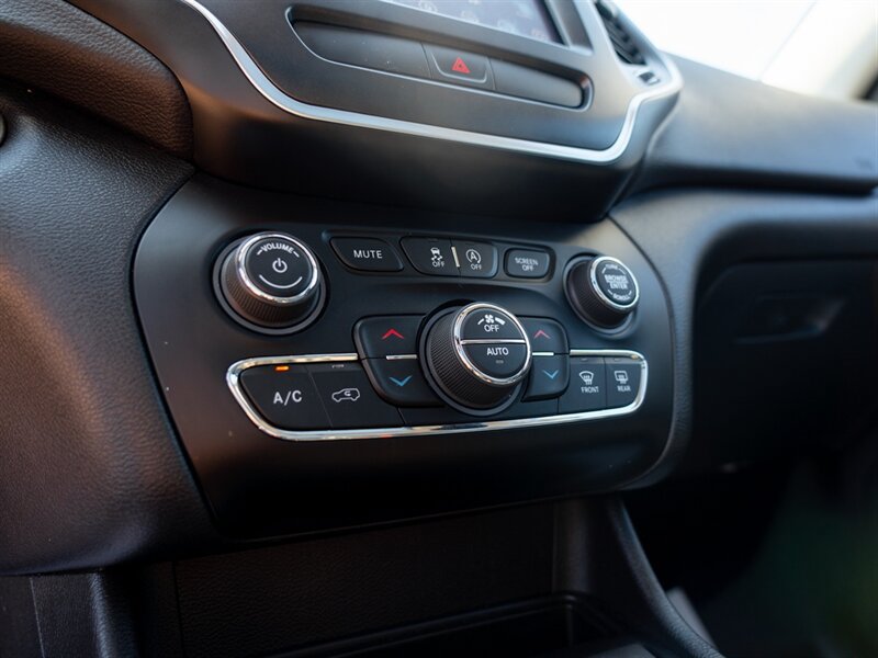 Used 2019 Jeep Cherokee Trailhawk AWD/4WD image 32