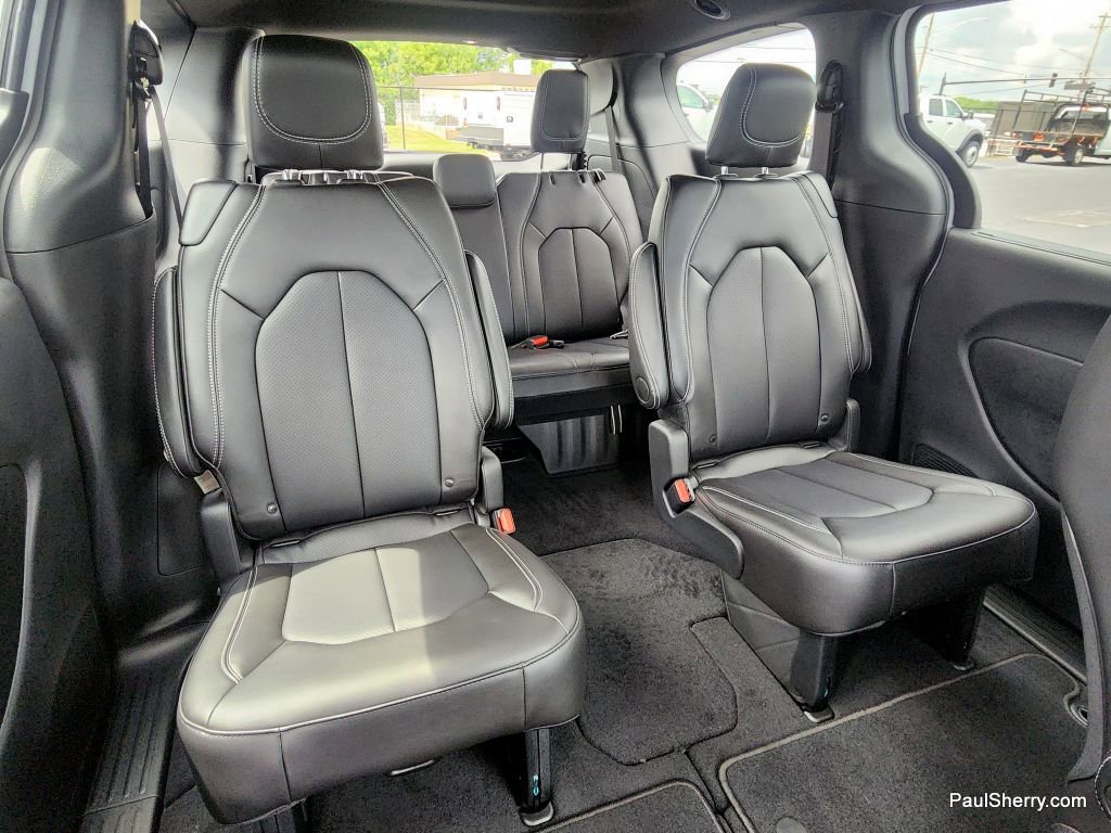 New 2026 Chrysler Pacifica Select image 5