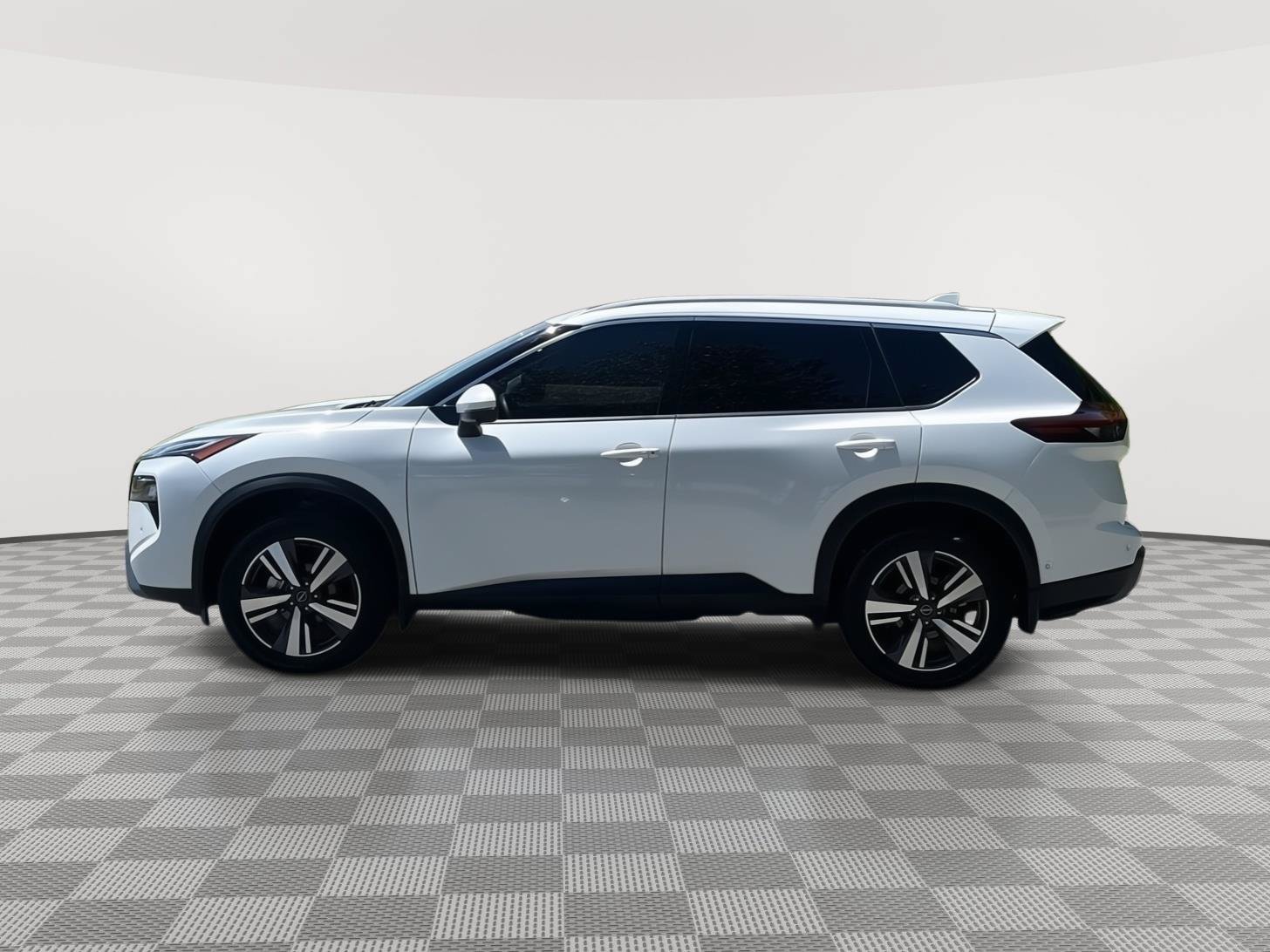 Certified 2025 Nissan Rogue SL w/ SL Premium Package AWD/4WD image 8