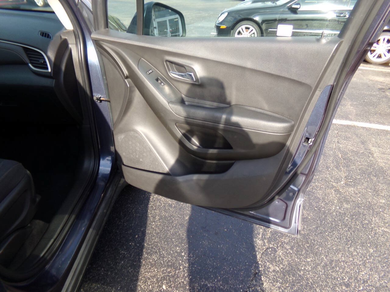 Used 2018 Chevrolet Trax LS FWD image 27