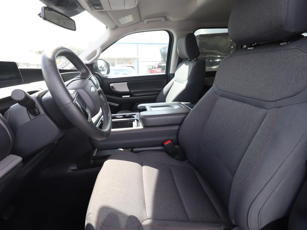 Used 2025 Ford Expedition Active RWD image 2