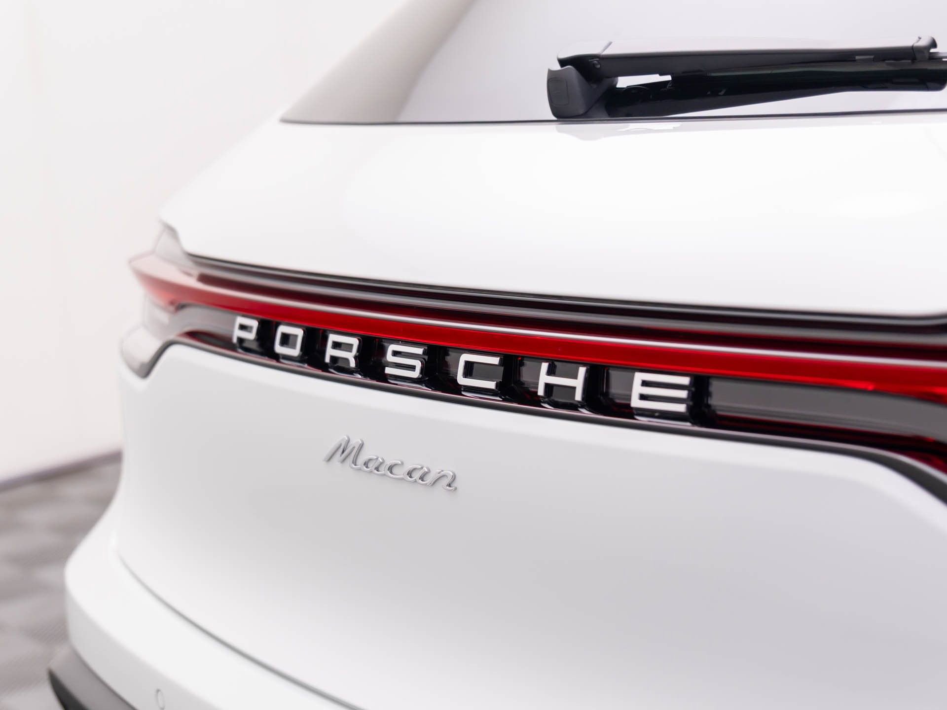 Certified 2025 Porsche Macan image 32