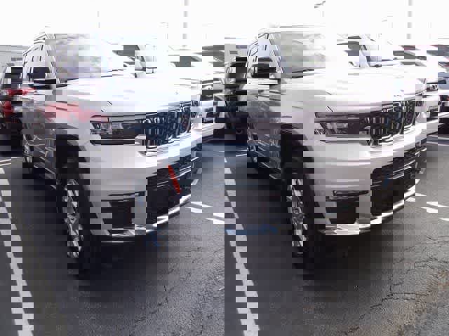 Used 2023 Jeep Grand Cherokee L Limited image 3