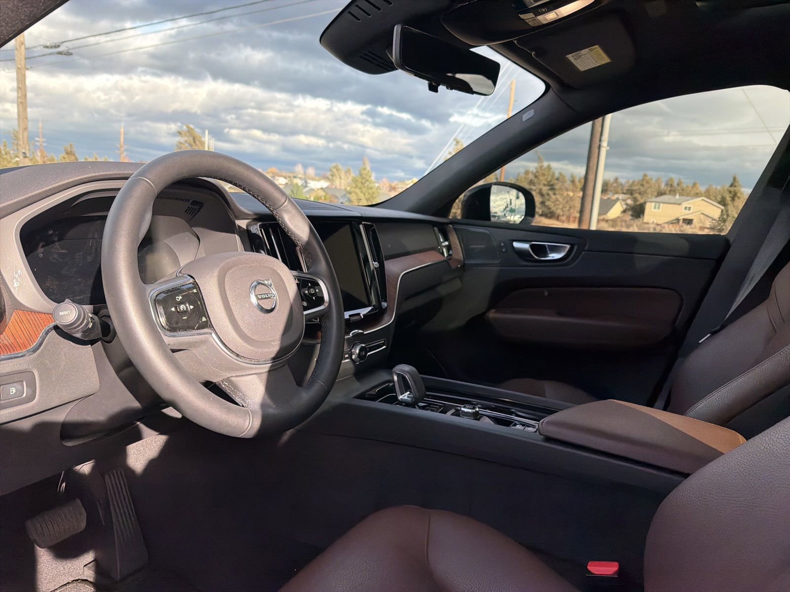 Certified 2025 Volvo XC60 T8 Plus w/ Protection Package Premier image 18