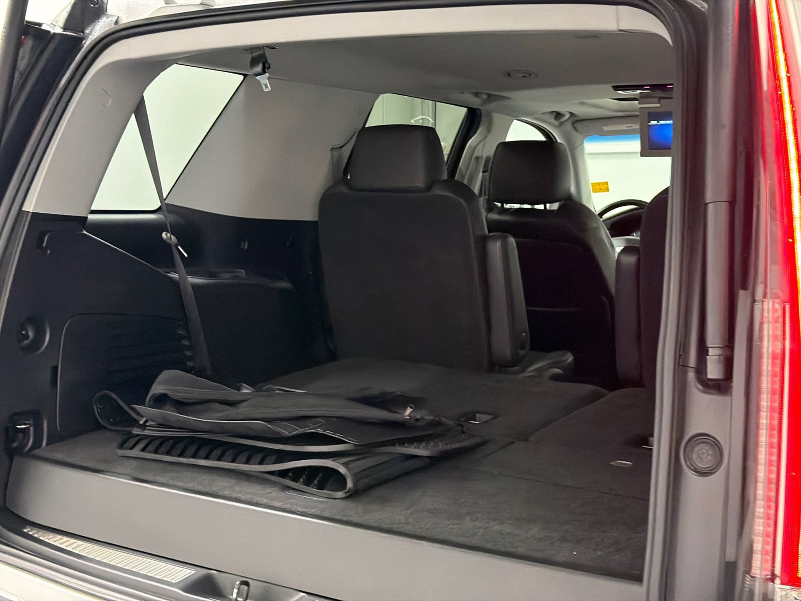 Used 2018 Cadillac Escalade Premium Luxury AWD/4WD image 10
