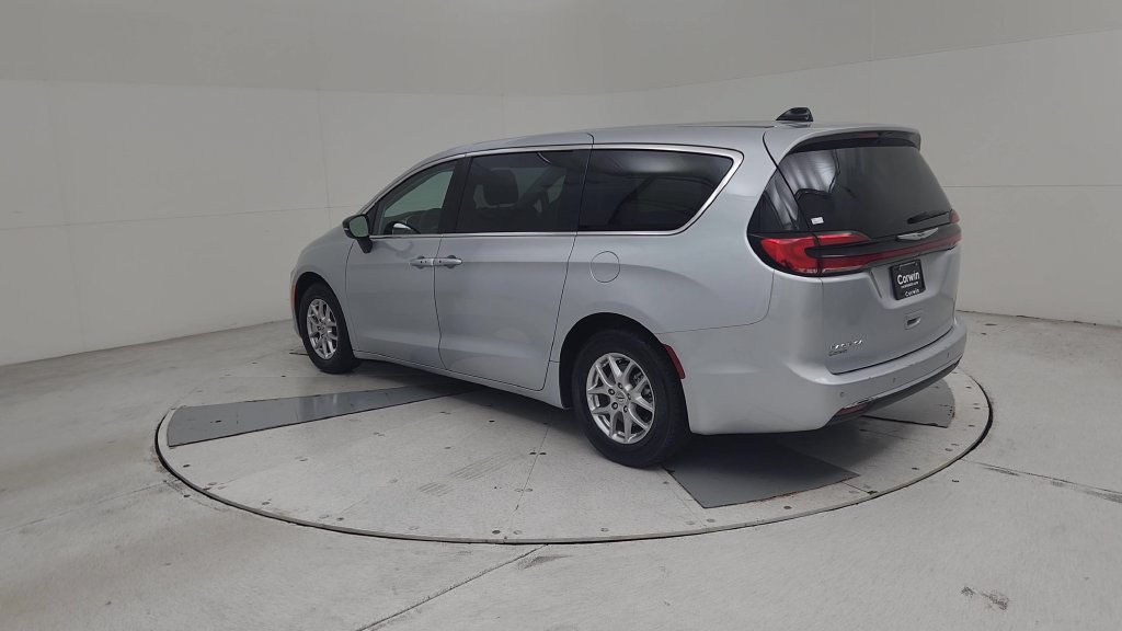 Certified 2024 Chrysler Pacifica Touring-L FWD image 13