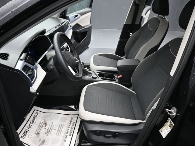 Used 2025 Volkswagen Taos SE image 12