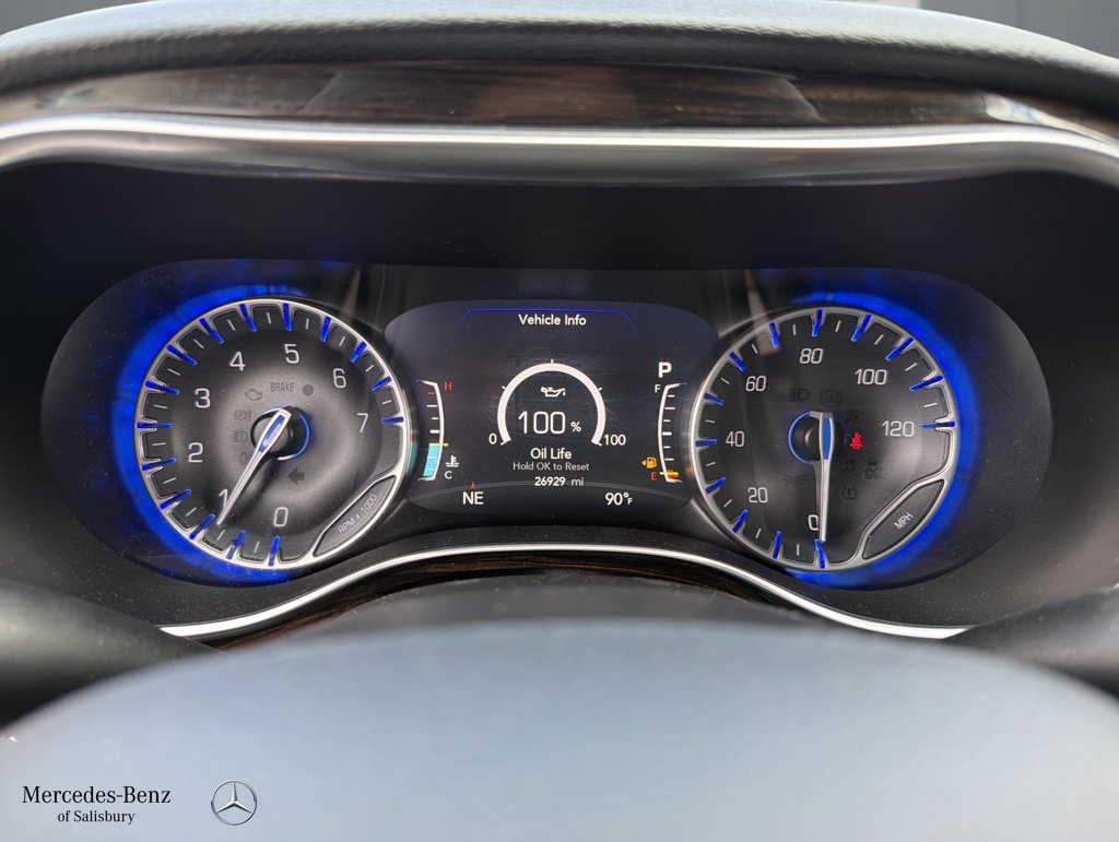 Used 2023 Chrysler Pacifica Limited AWD/4WD image 8