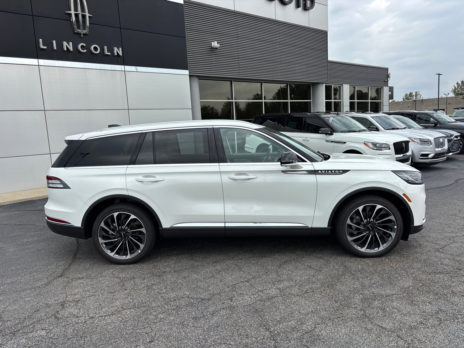 New 2025 Lincoln Aviator Reserve w/ Illumination Package image 8
