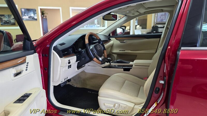 Used 2014 Lexus ES 300h w/ Premium Package w/Bamboo Trim image 13