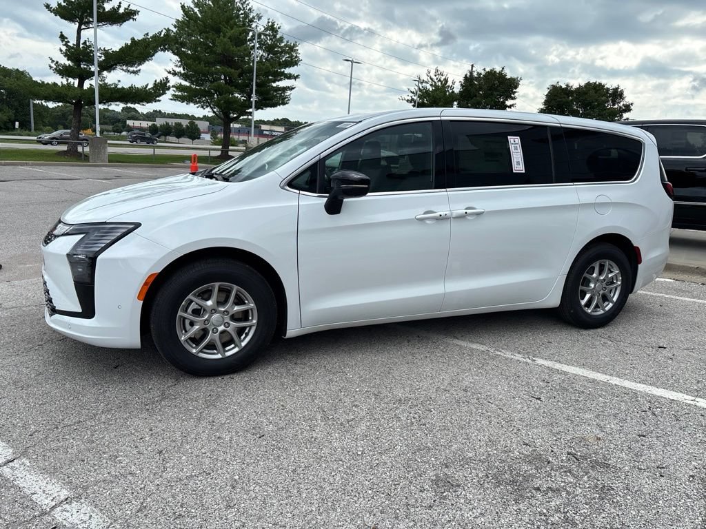 New 2027 Chrysler Pacifica Select FWD image 16