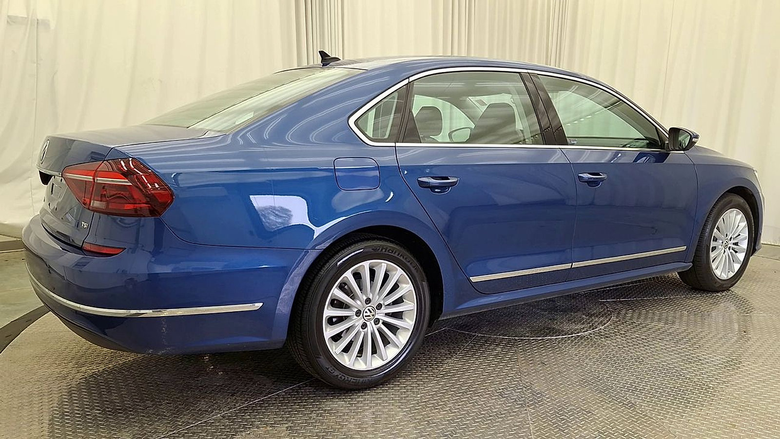 Used 2017 Volkswagen Passat 1.8T SE w/ SE Lighting Package image 3