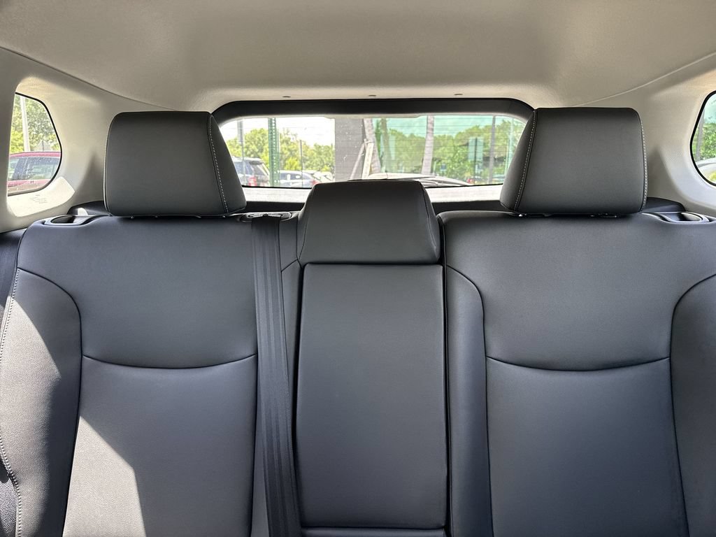 Used 2023 Toyota Corolla Cross XLE w/ Convenience Package FWD image 18