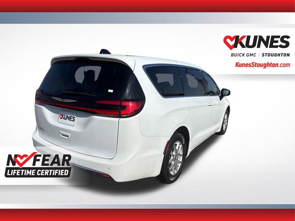 Used 2023 Chrysler Pacifica Touring-L image 11