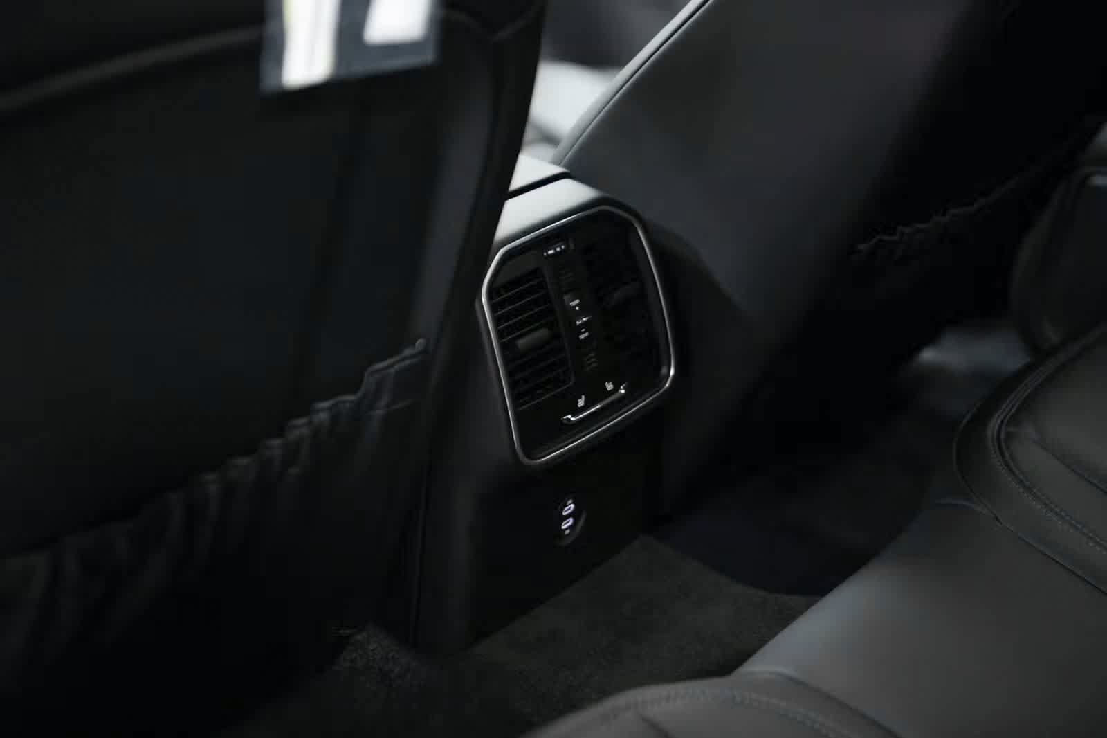 Certified 2026 Porsche Macan AWD/4WD image 35