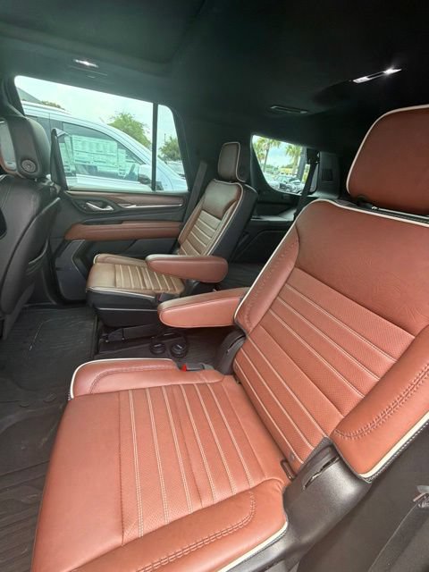 Used 2023 GMC Yukon Denali Ultimate w/ LPO, Floor Liner Package AWD/4WD image 10