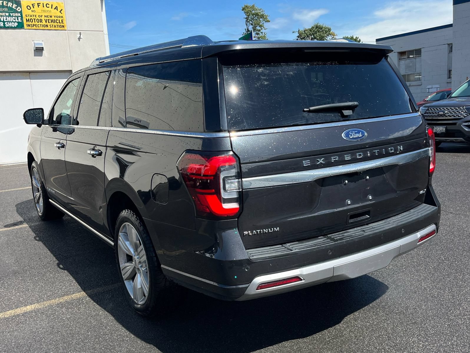 Used 2023 Ford Expedition Max Platinum AWD/4WD image 2