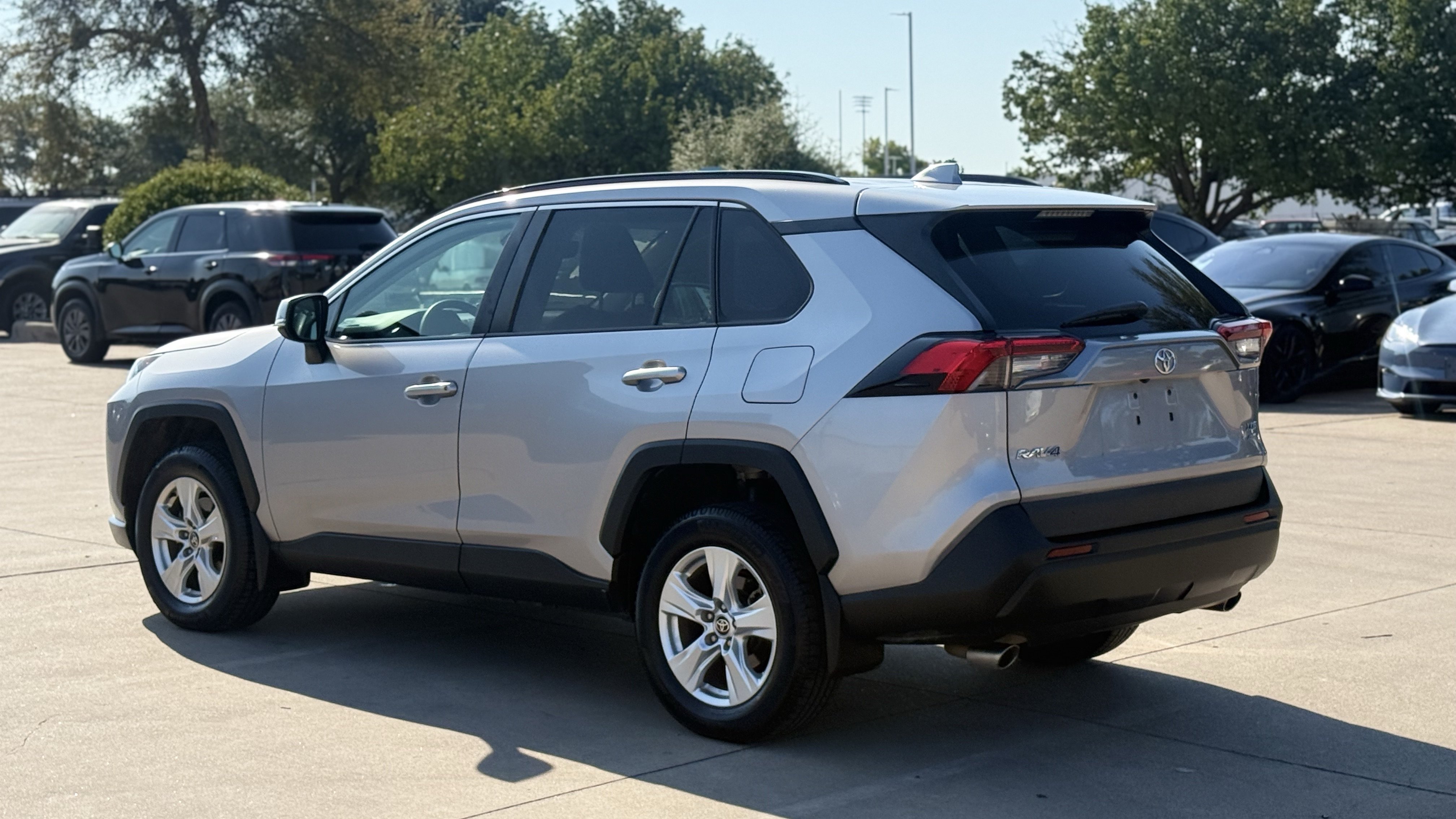 Used 2021 Toyota RAV4 XLE AWD/4WD image 5