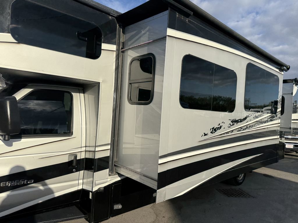 Used 2017 Ford E-450 and Econoline 450 Super Duty w/ Motorhome Prep Package image 9