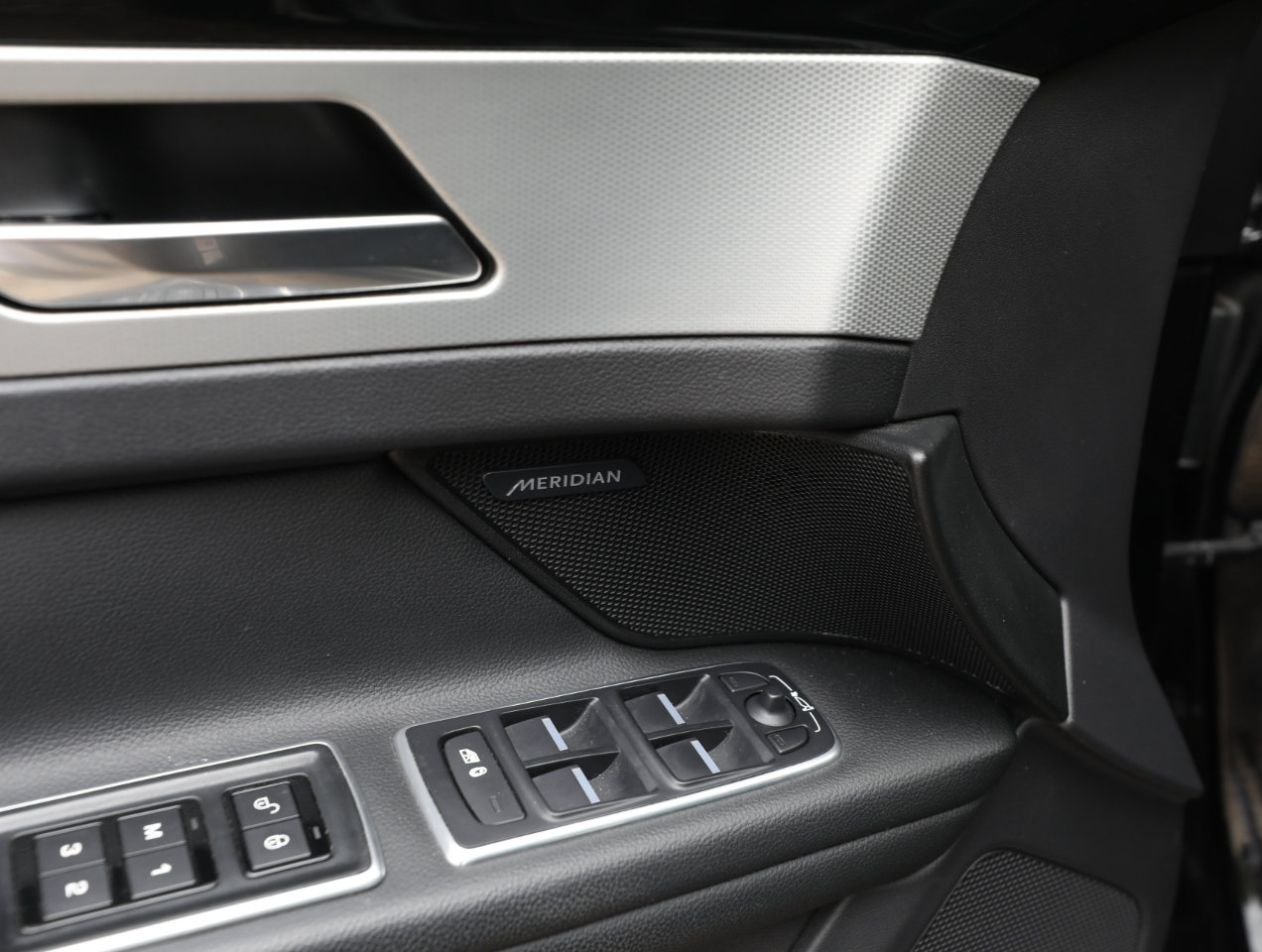 Used 2017 Jaguar XF Premium image 15