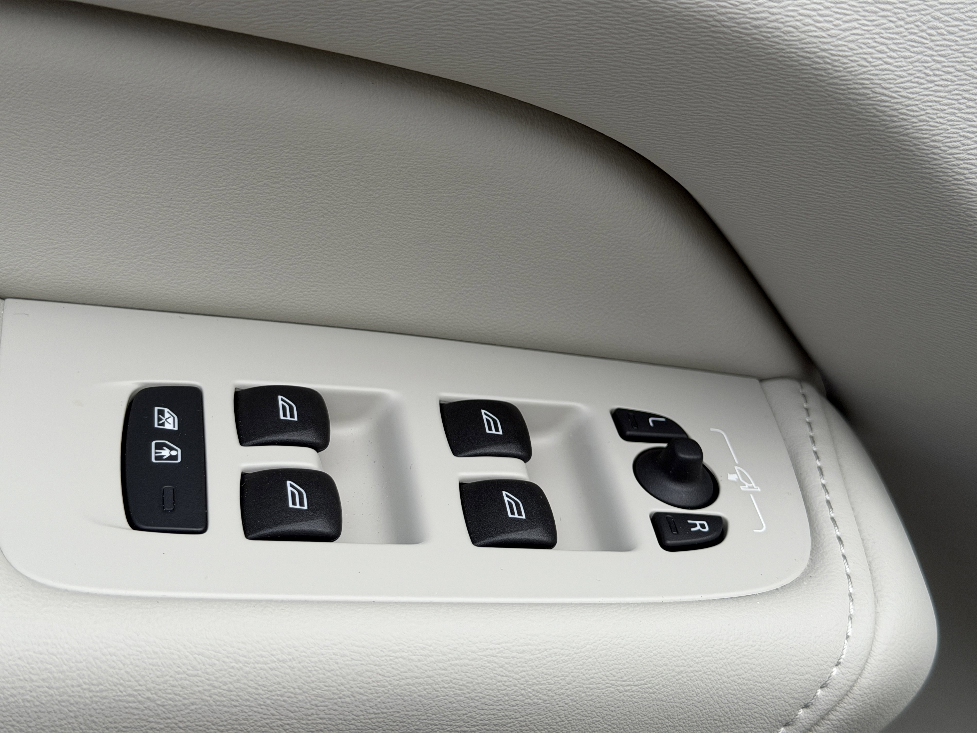 Certified 2025 Volvo XC60 T8 Ultra w/ Protection Package image 18