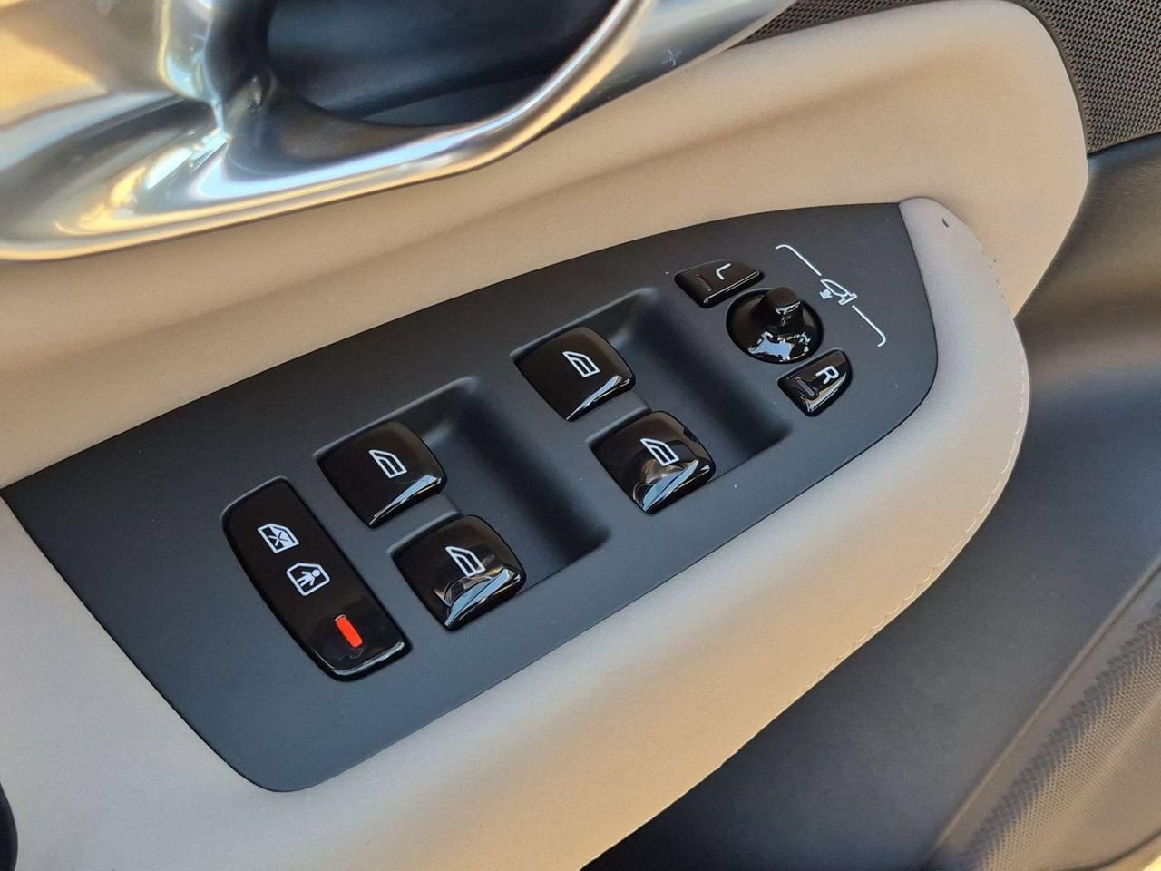 Certified 2026 Volvo XC90 B6 Plus AWD/4WD image 11