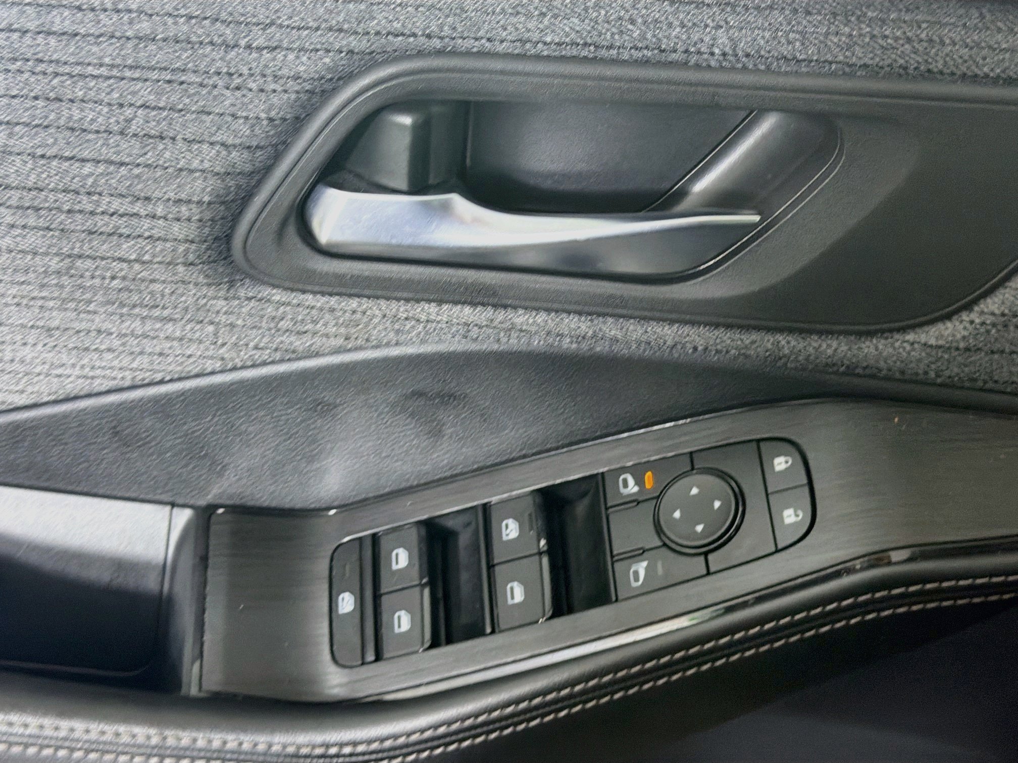 Used 2023 Nissan Rogue SV FWD image 15
