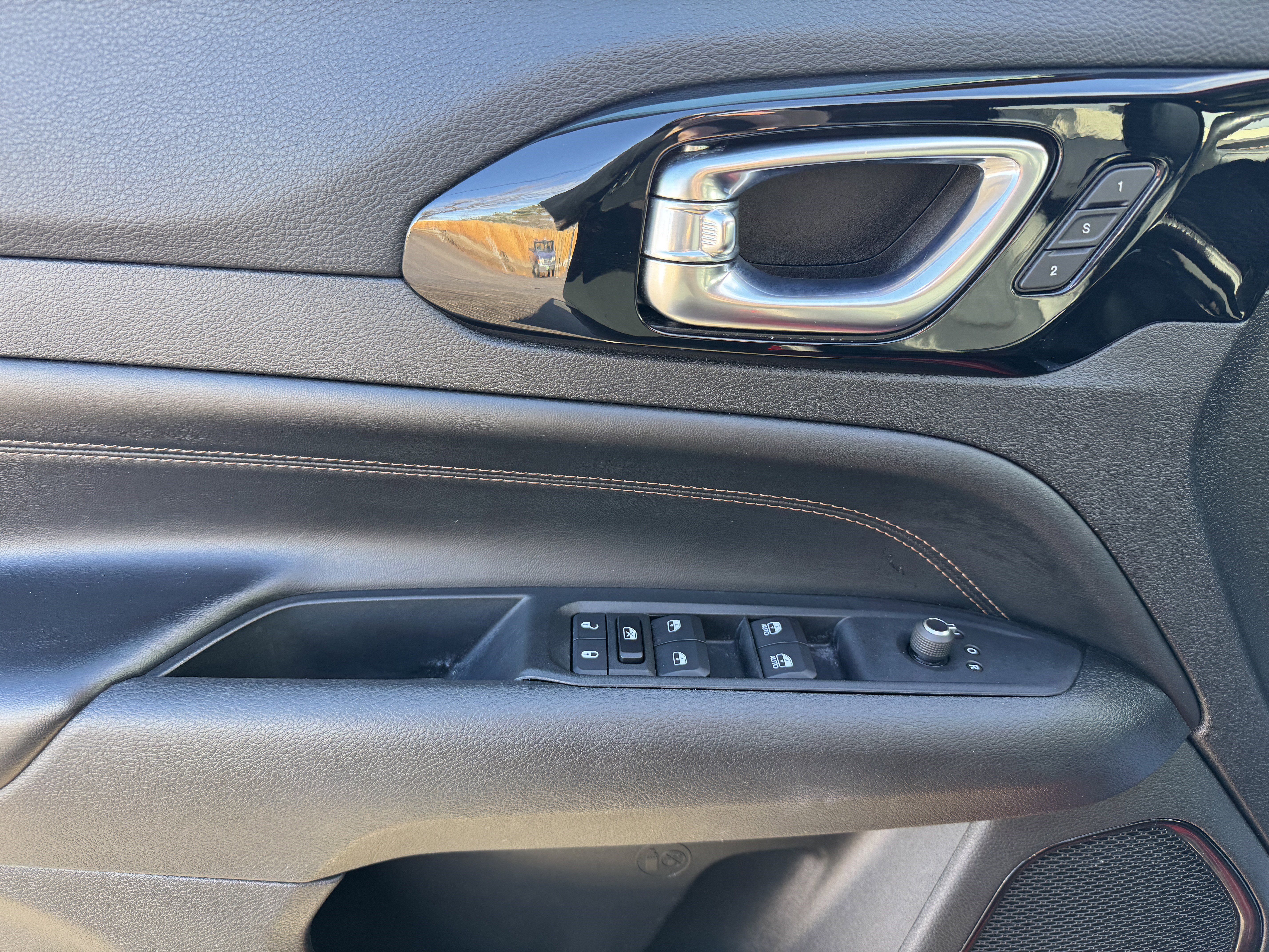 Used 2022 Jeep Compass Limited w/ (RED) Package image 9