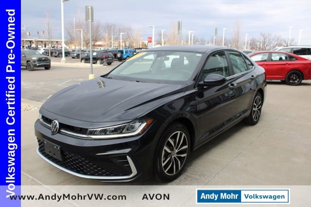 Used 2025 Volkswagen Jetta SE image 3