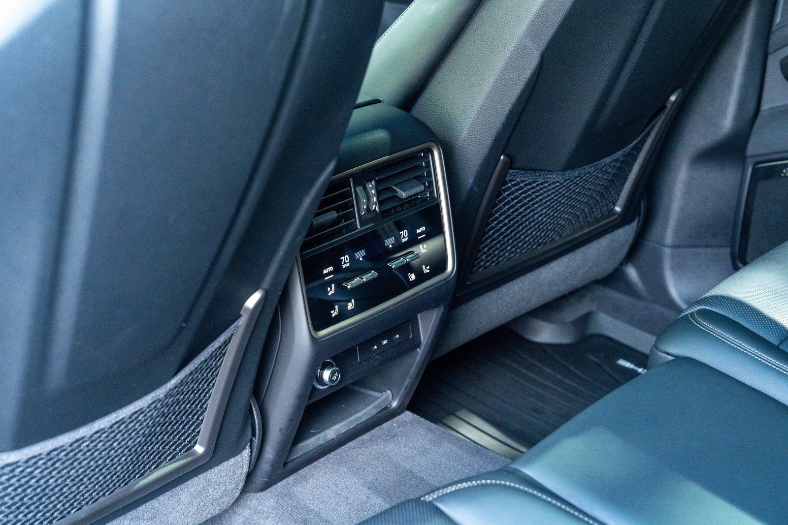 Certified 2025 Porsche Cayenne Turbo AWD/4WD image 35