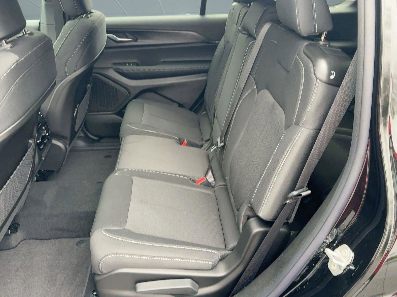 New 2025 Jeep Grand Cherokee L Laredo image 14