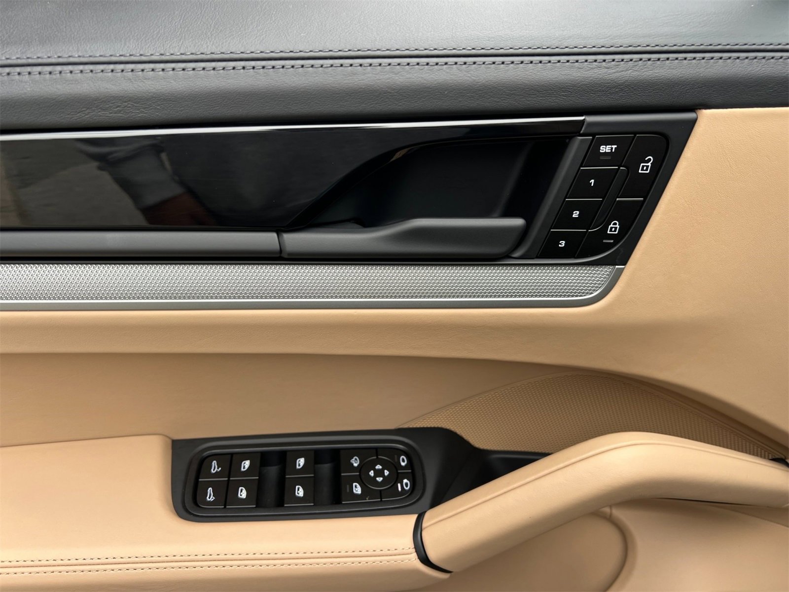 Certified 2025 Porsche Cayenne image 12